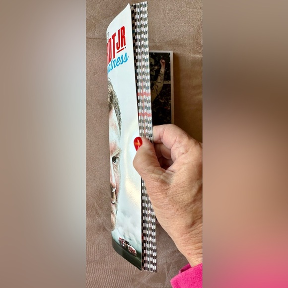 Dale Earnhardt Jr. Gold Collectors Series Magazine A Legacy of Greatness 12/2017 - Picture 6 of 7